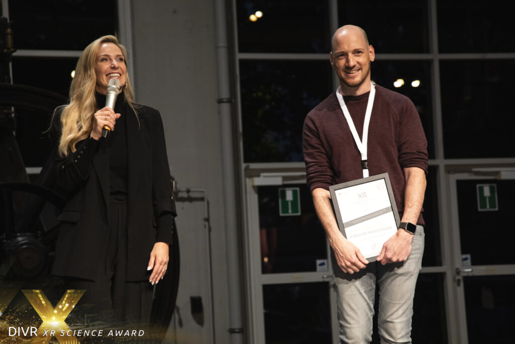 Übergabe des XR Science Award 2022 in der Kategorie „Immersion & Interface“ an Andreas Fuchs.