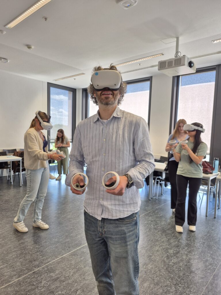Personengruppe mit VR-BRillen und Controllern.